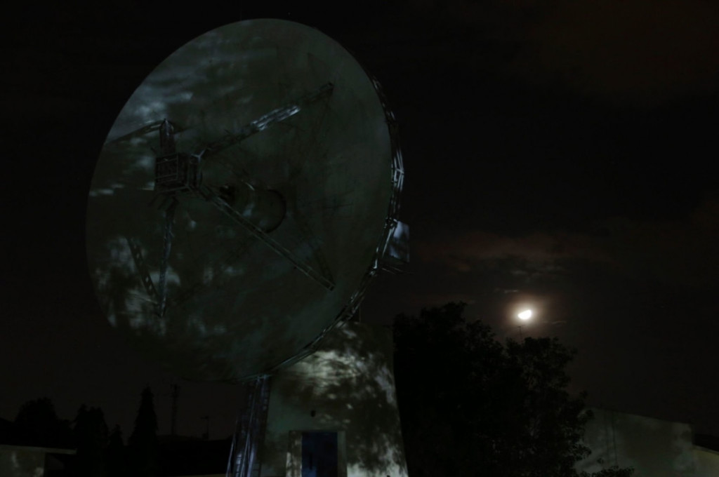 Satelitski tanjir, Mesec