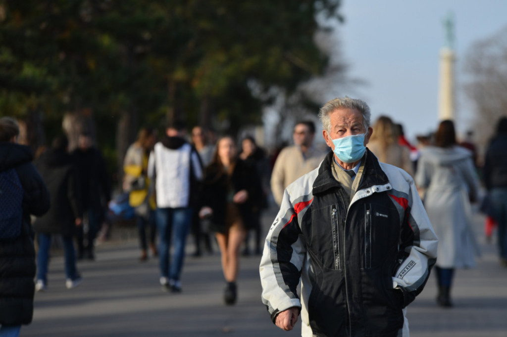 Gužva, ljudi, penzioneri, građani