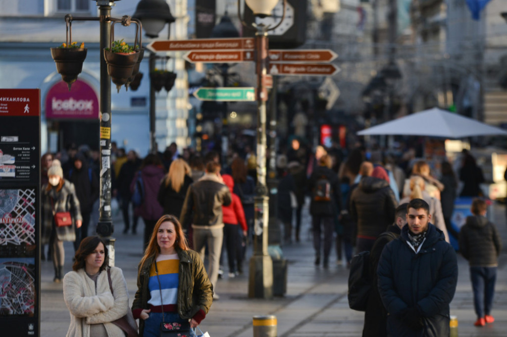 Gužva, ljudi, penzioneri, građani