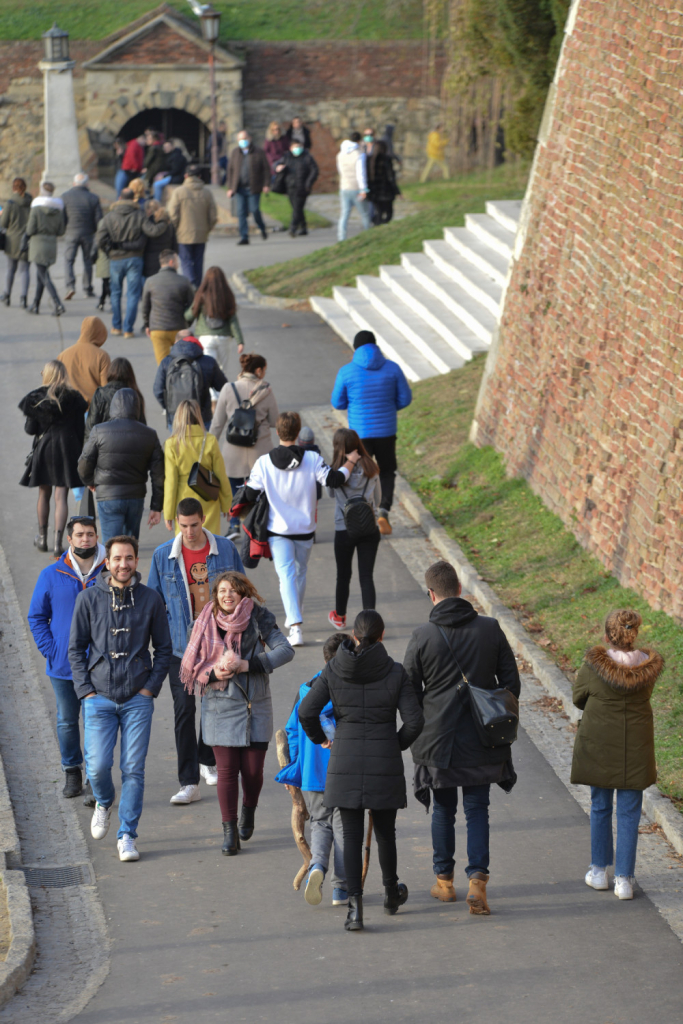 Gužva, ljudi, penzioneri, građani