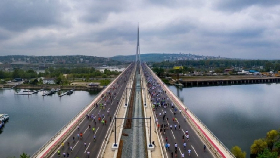 maratonci trče preko mosta na Adi