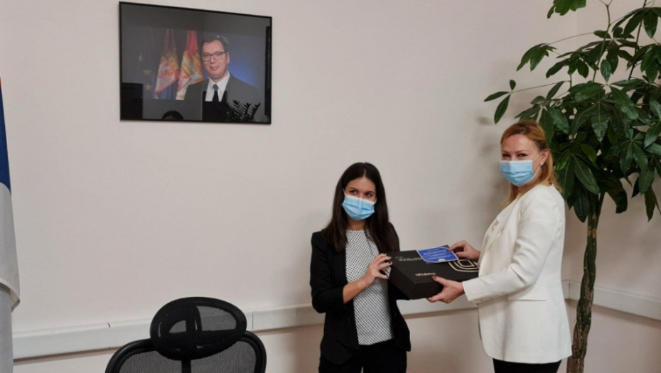 Ivana Tomić Ilić uručila je danas laptop računare studentima