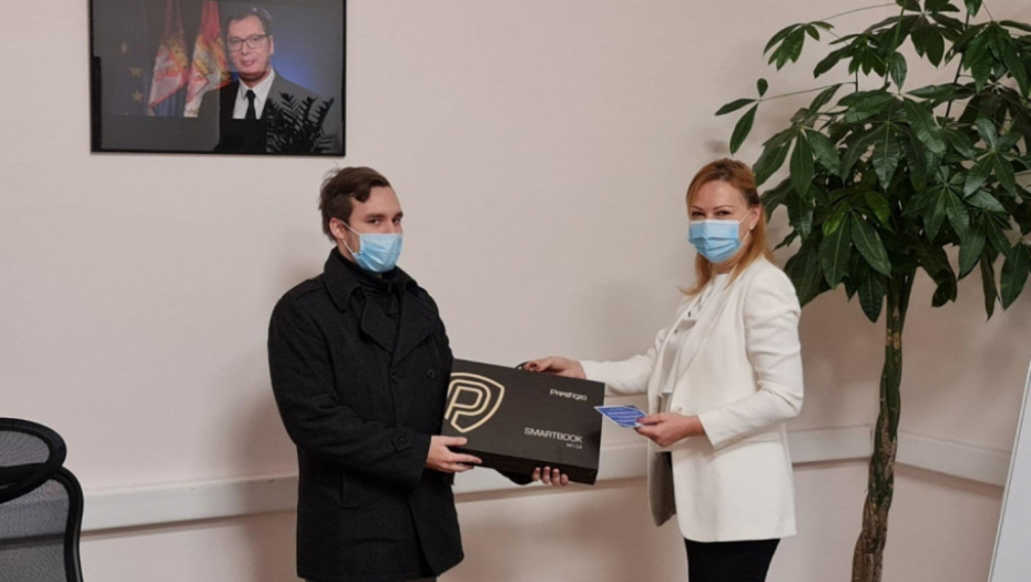 Ivana Tomić Ilić uručila je danas laptop računare studentima