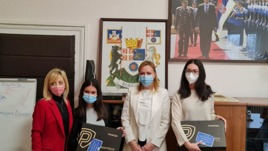 Ivana Tomić Ilić uručila je danas laptop računare studentima