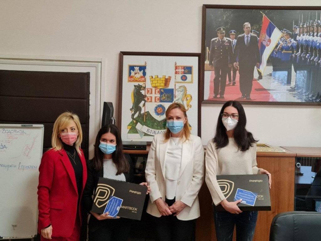 Ivana Tomić Ilić uručila je danas laptop računare studentima