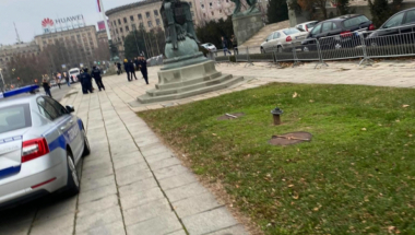 Probijena ograda ispred Skupštine