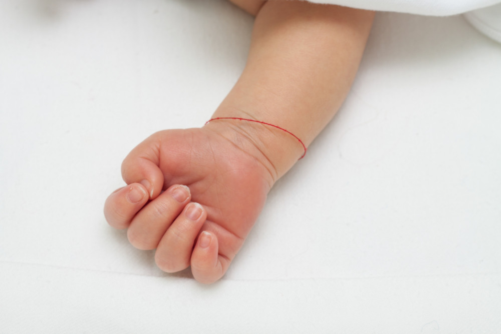 beba, crven konac, urok, verovanje