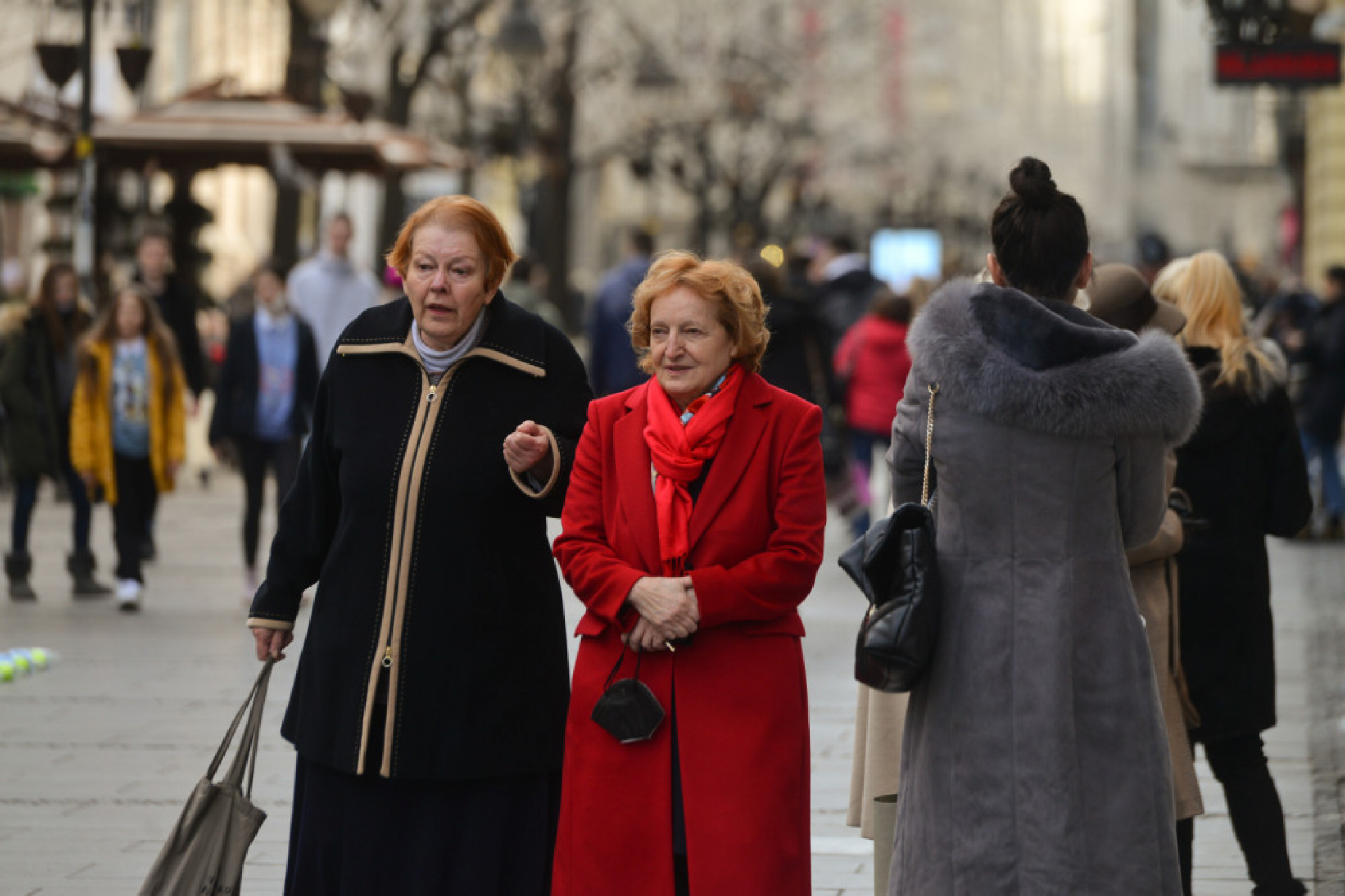 Stari ljudi, gospođa, gospođe, penzionerke, penzioneri, ljudi