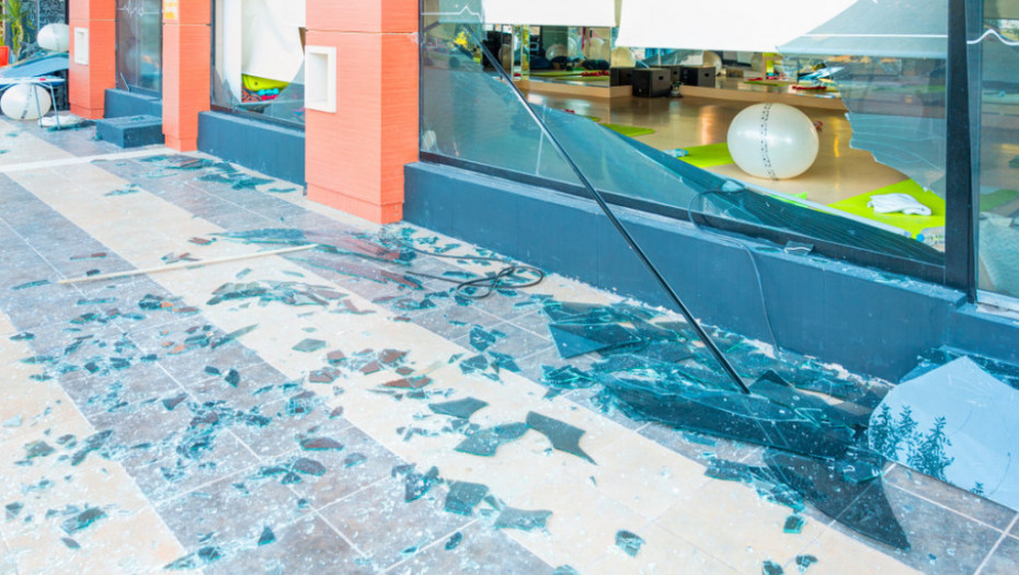 Eksplozija, staklo, polomljen prozor