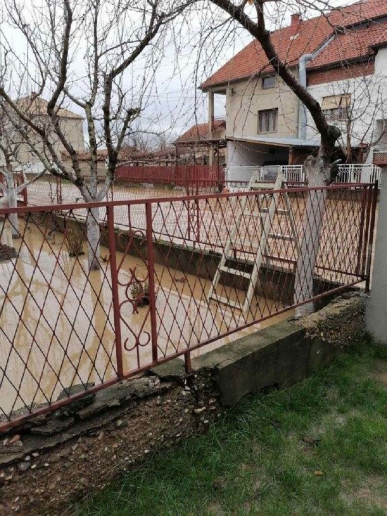 Poplavljena dvori&scaron;ta