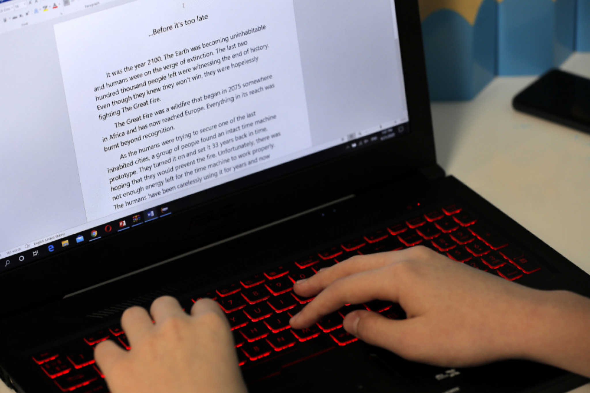 Učenik, tinejdžer, kompjuter, laptop, škola , online učenje