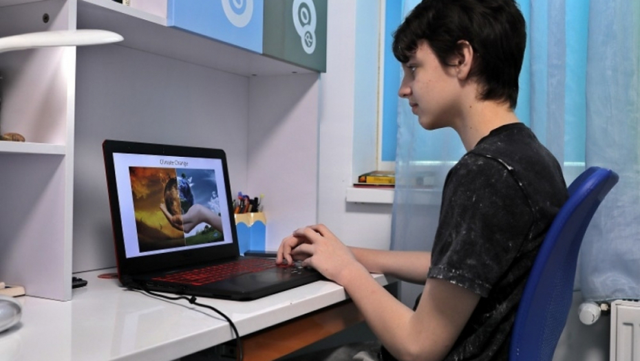 Učenik, tinejdžer, kompjuter, laptop, škola , online učenje