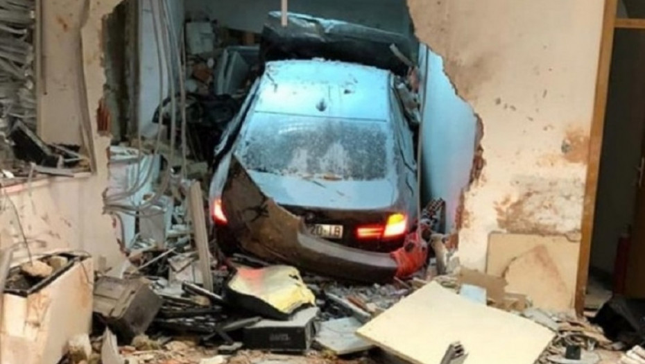 Uleteo u kućicu naplatne rampe