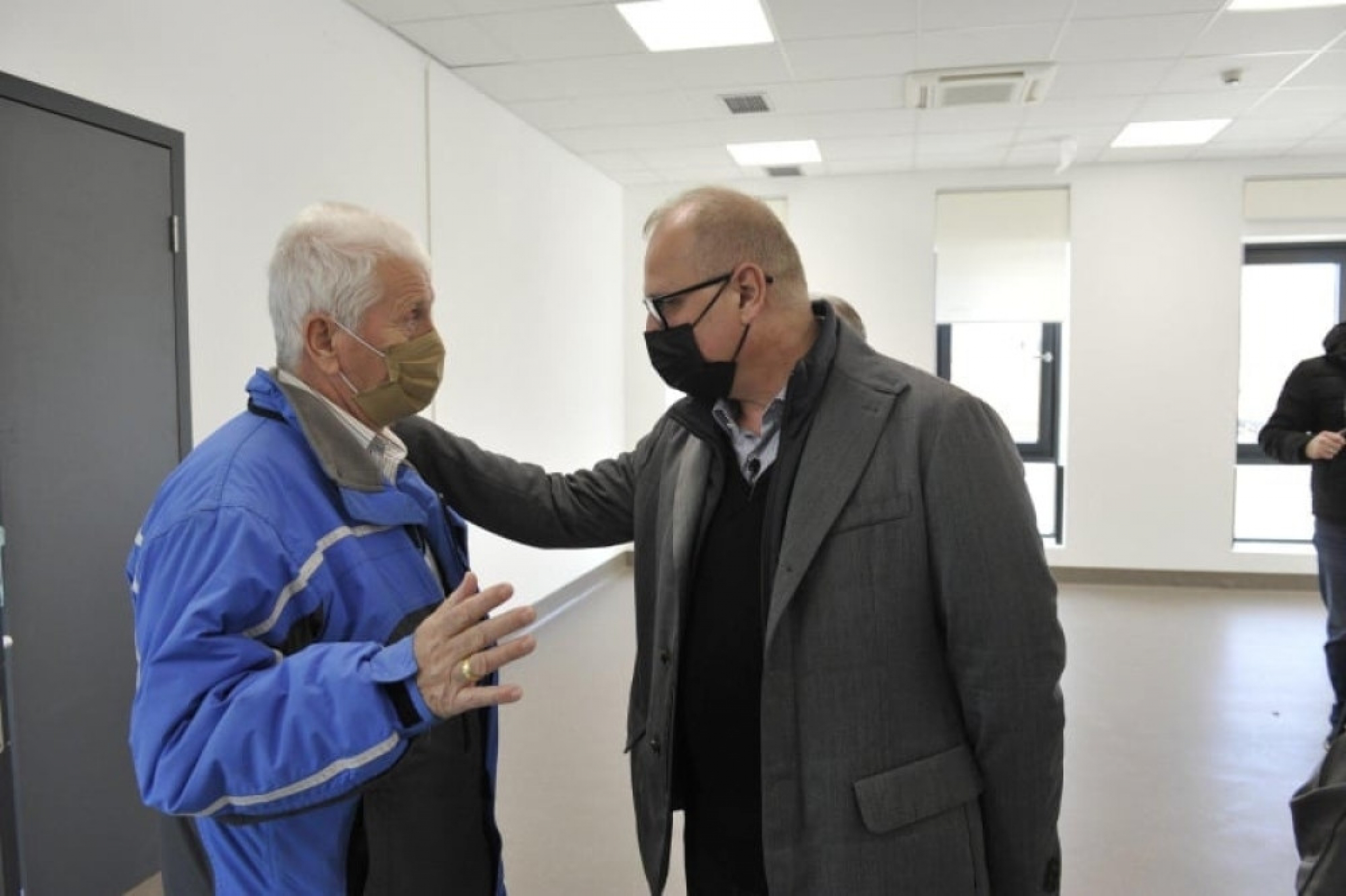 Goran Vesić sa starijim građanima koji su primili vakcinu