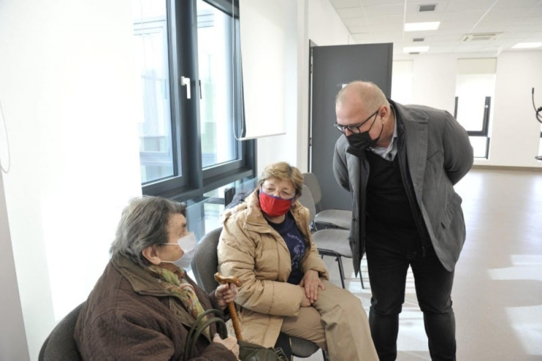 Goran Vesić sa starijim građanima koji su primili vakcinu