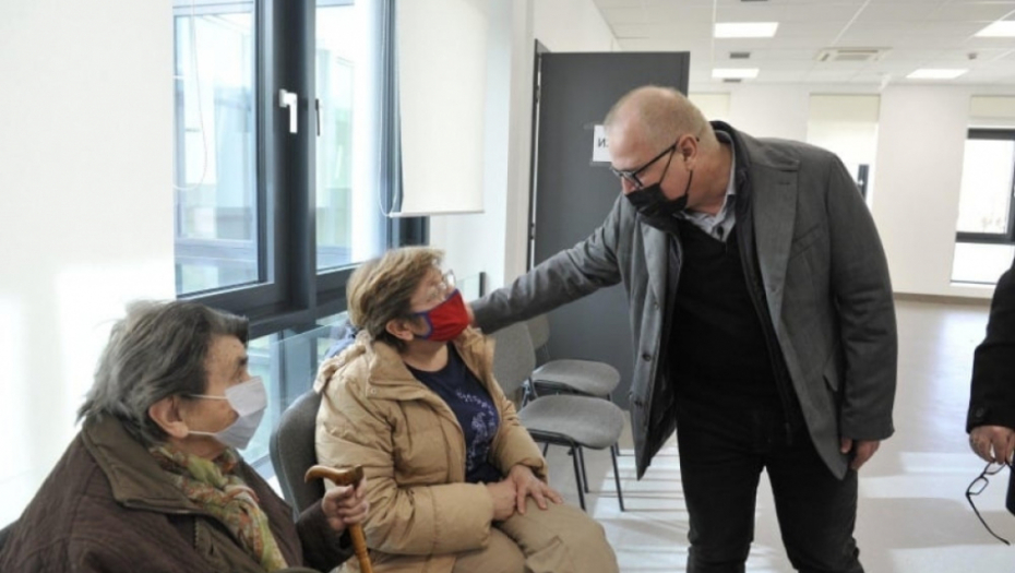 Goran Vesić sa starijim građanima koji su primili vakcinu