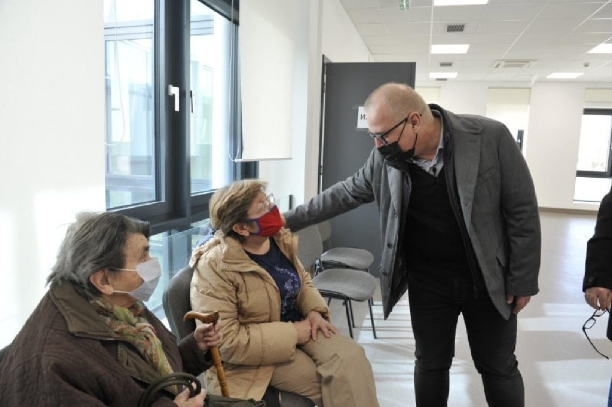 Goran Vesić sa starijim građanima koji su primili vakcinu