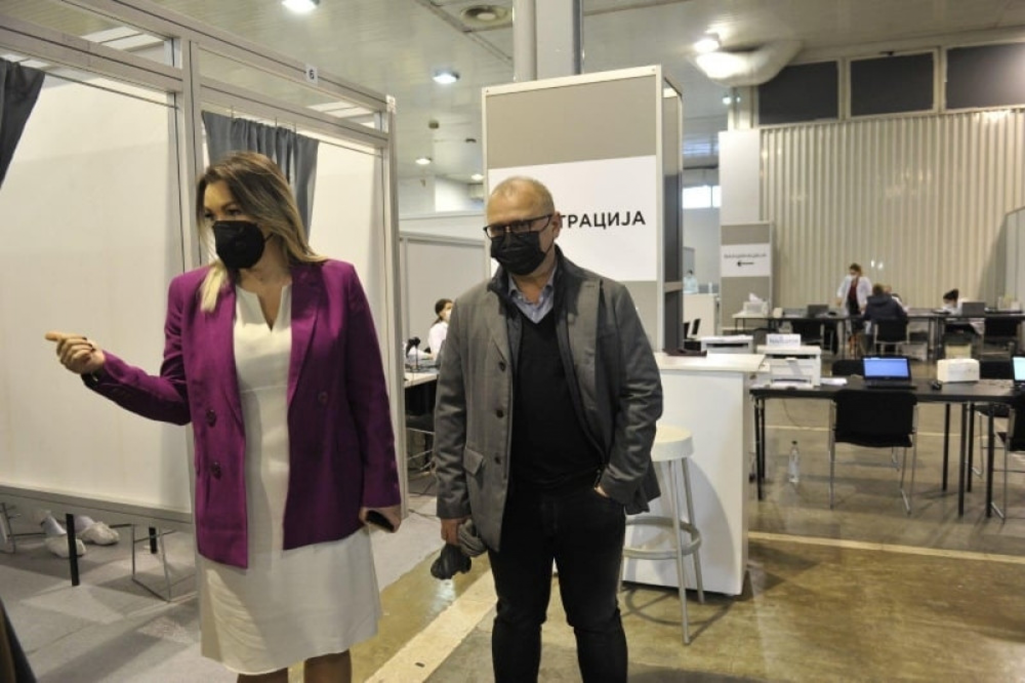 Goran Vesić sa starijim građanima koji su primili vakcinu