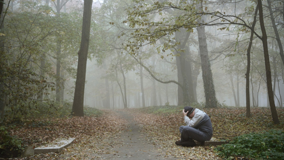 čovek u divljini, kzbubljen, stari čovek, šuma