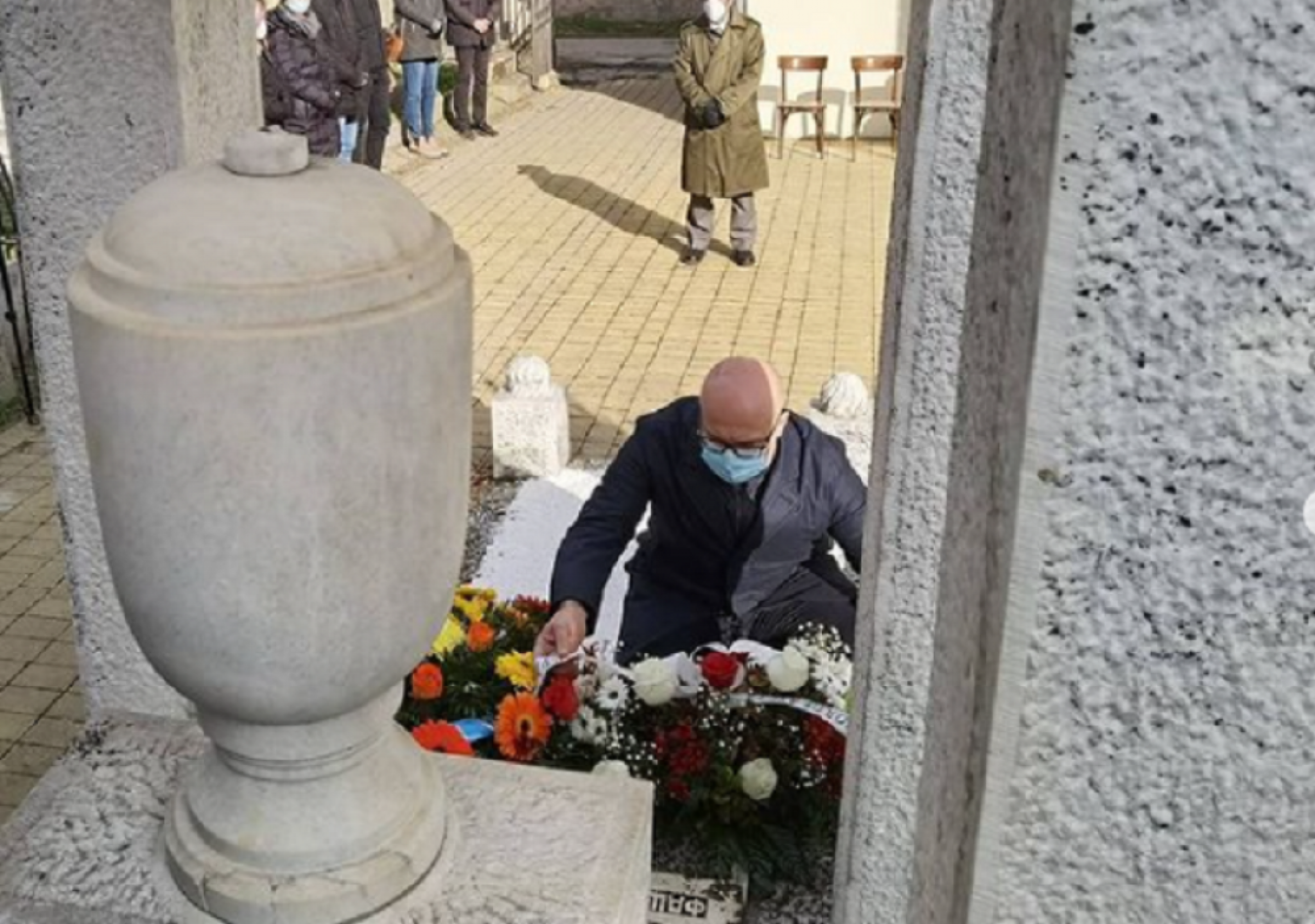 Miloš Vučević polaže cveće žrtvama Holokausta