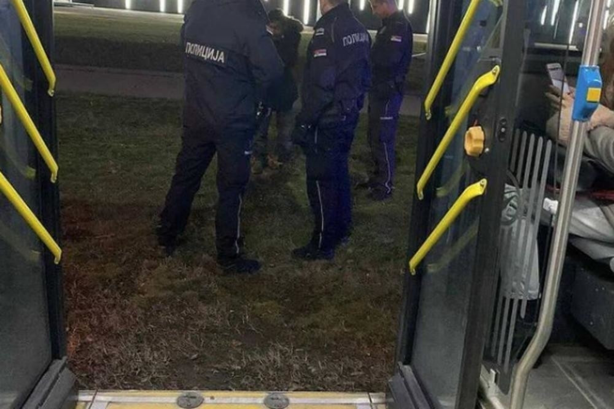 Policija hapsi migrante u autobusu
