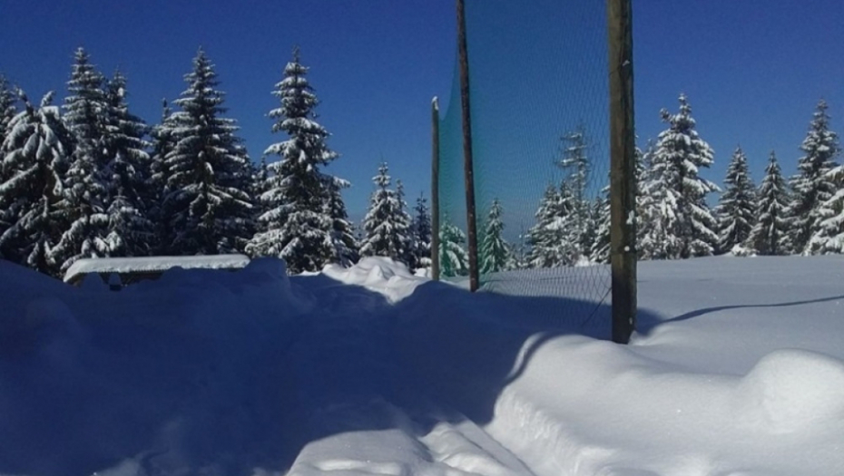 Sjenica, sneg, kola zima, zavejan auto, priroda, planina