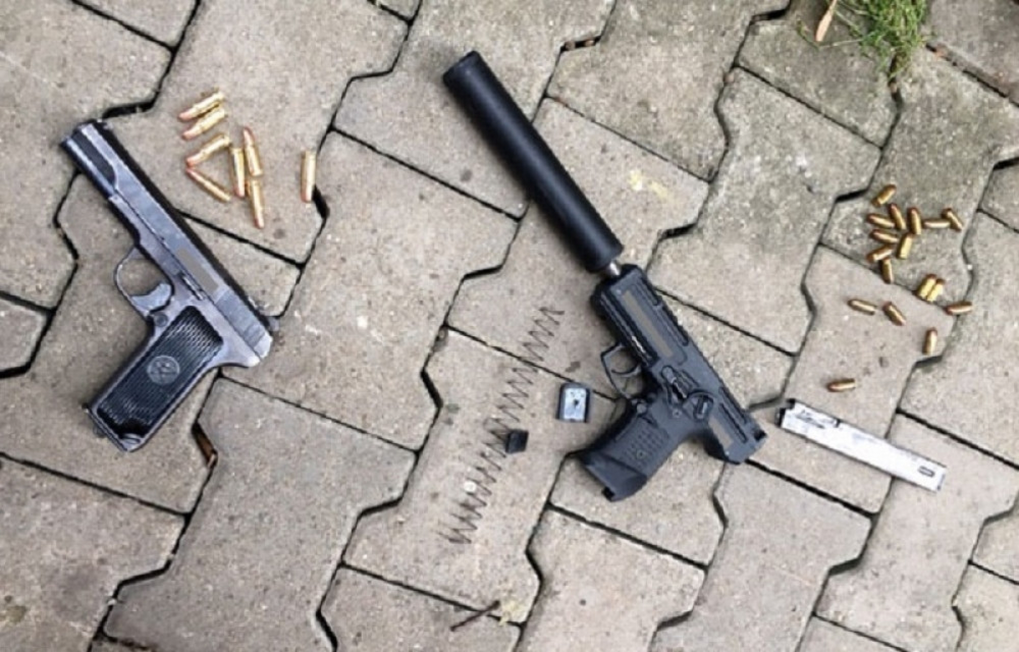 Arsenal oružja, eksplozivne naprave i droga