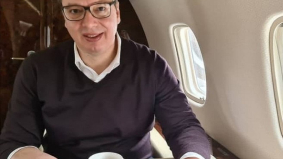 Predsednik Srbije Aleksandar Vučić iz aviona za Pariz