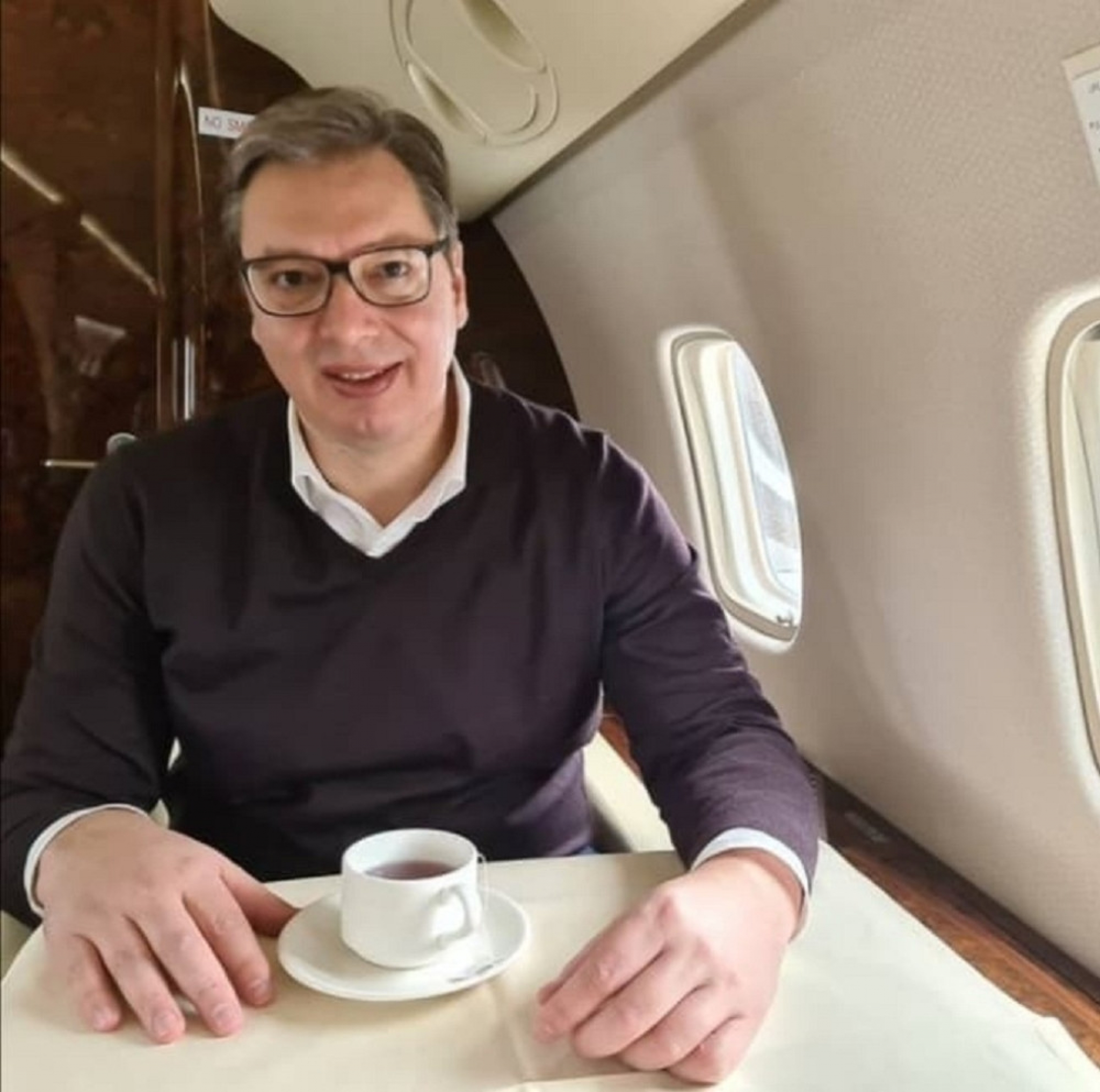 Predsednik Srbije Aleksandar Vučić iz aviona za Pariz
