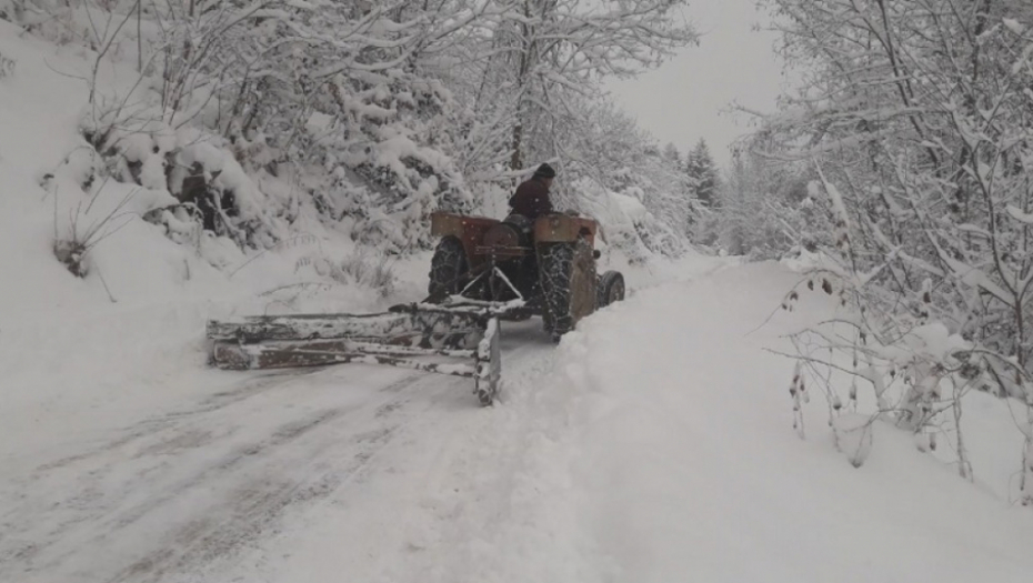 Čišćenje snega na Pešteru