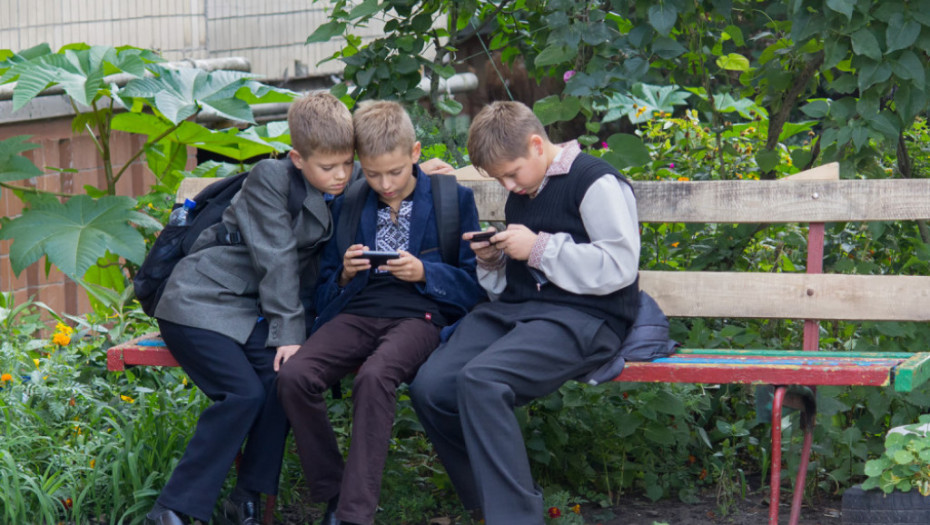 Deca, telefoni, škola