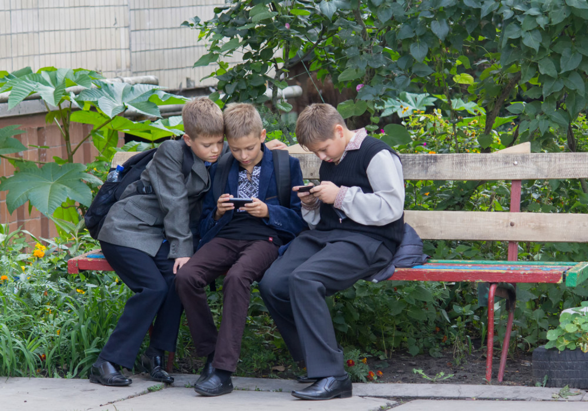 Deca, telefoni, škola