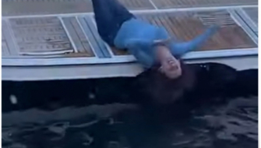 smešni klip, pad u vodu