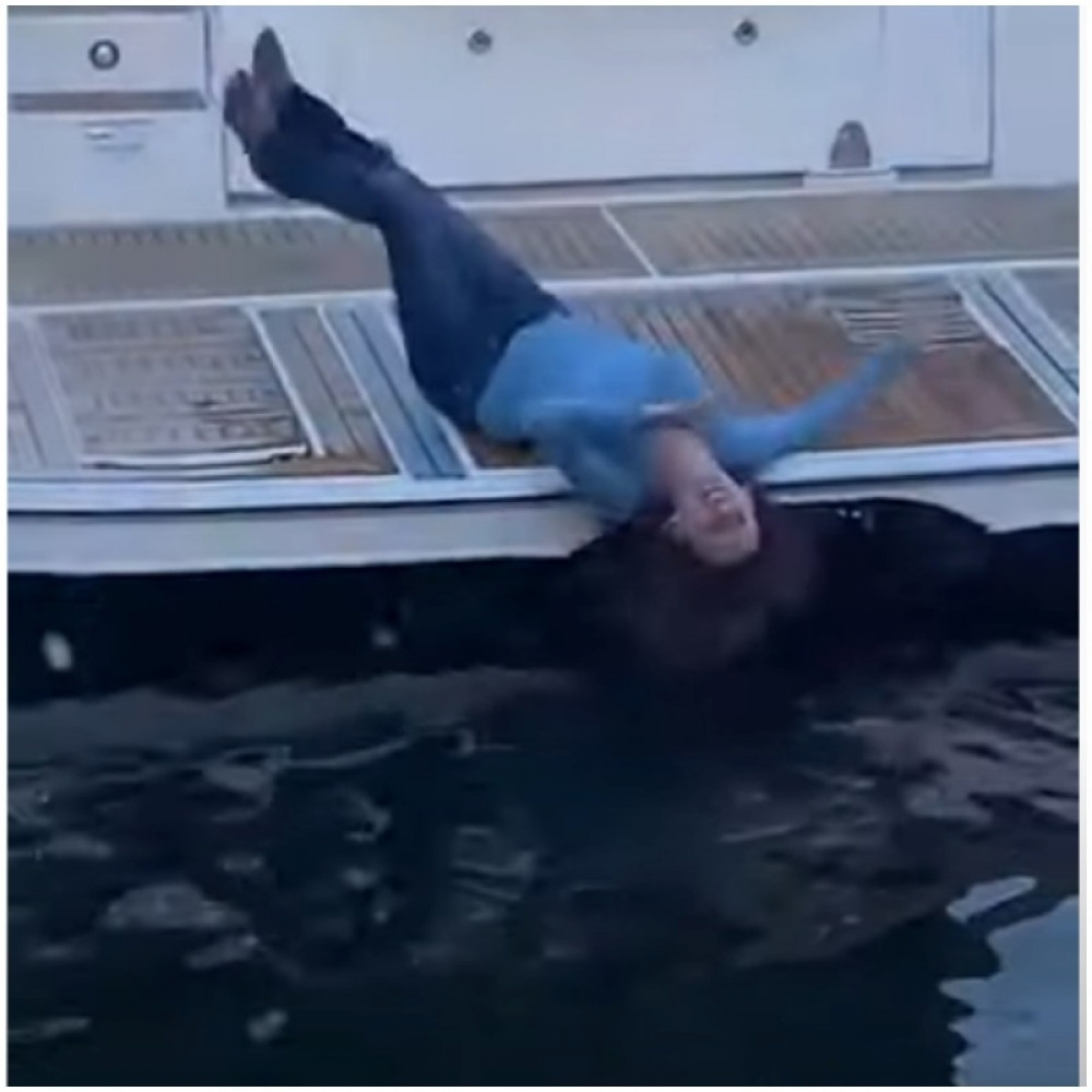 sme&scaron;ni klip, pad u vodu