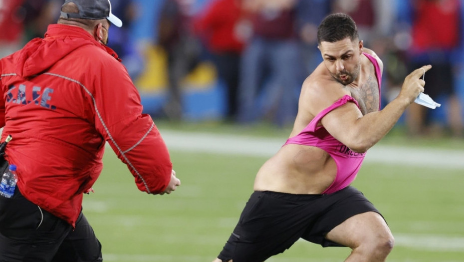 Navijač uleteo na teren Superbolu