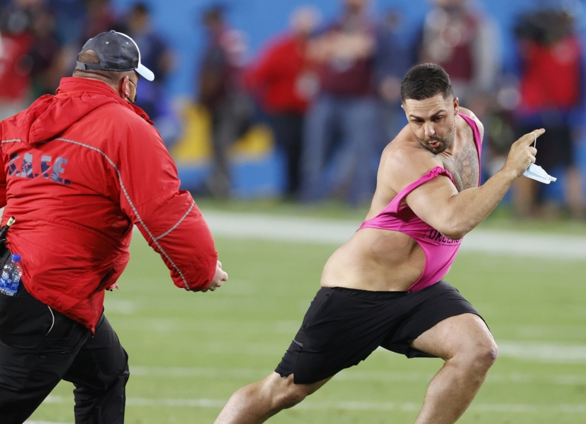 Navijač uleteo na teren Superbolu