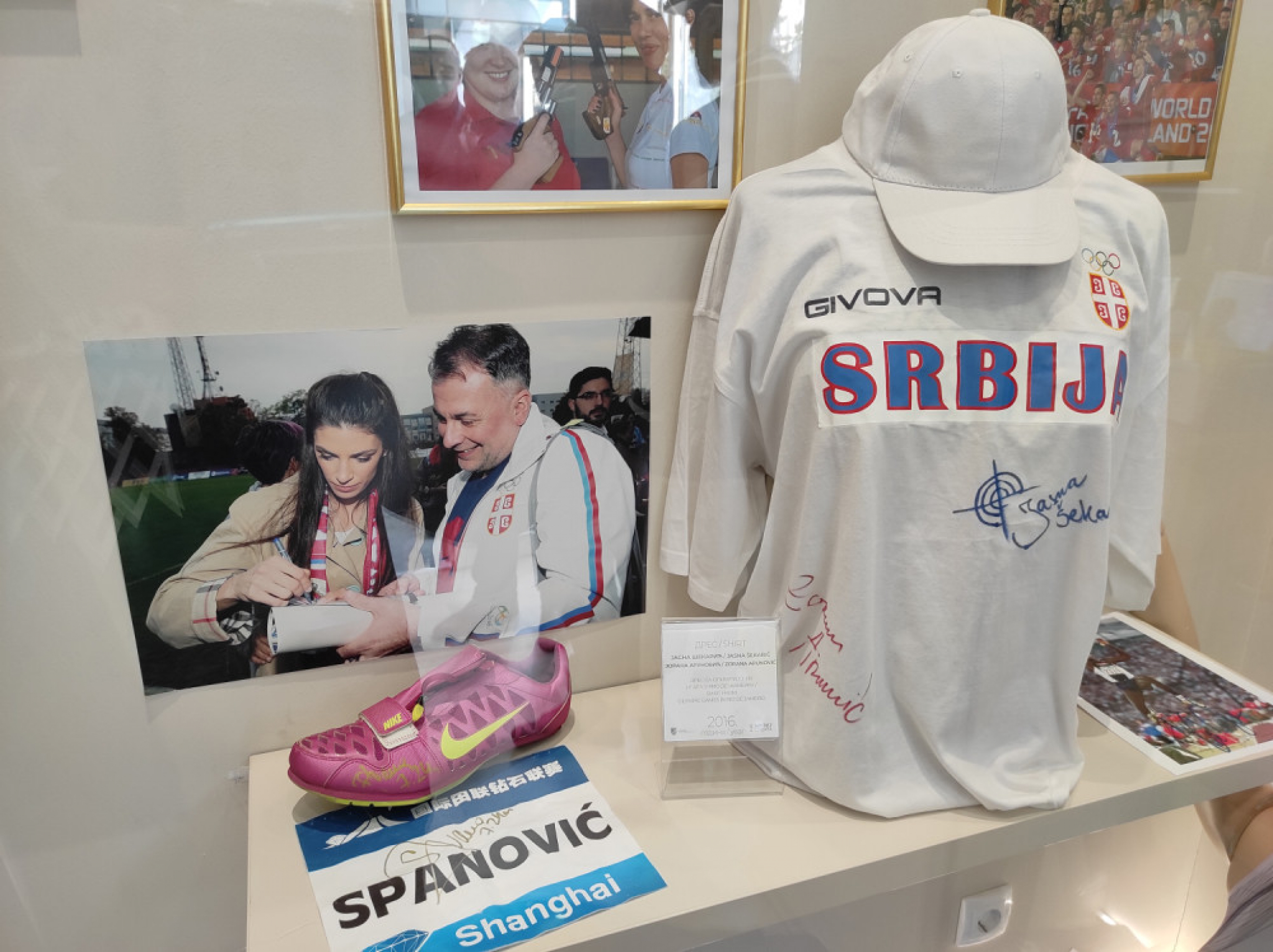 Izložba Borisa Vrhovca