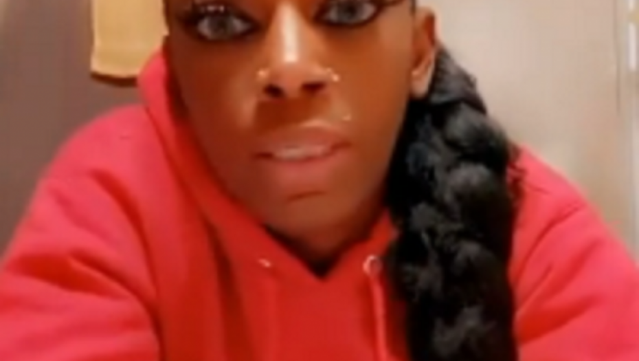 devojka sa lepkom na kosi