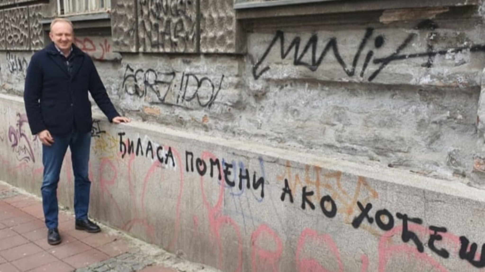 Đilas pored grafita