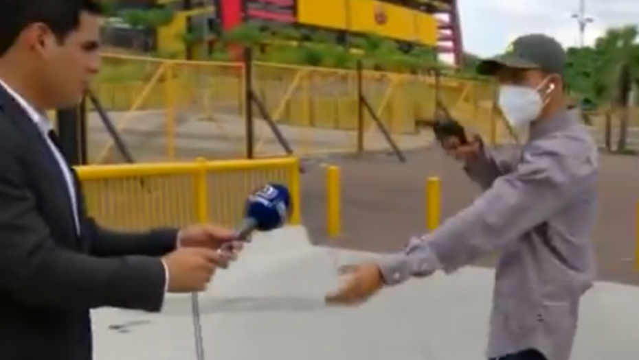 Pretio novinaru pištoljem, Ekvador