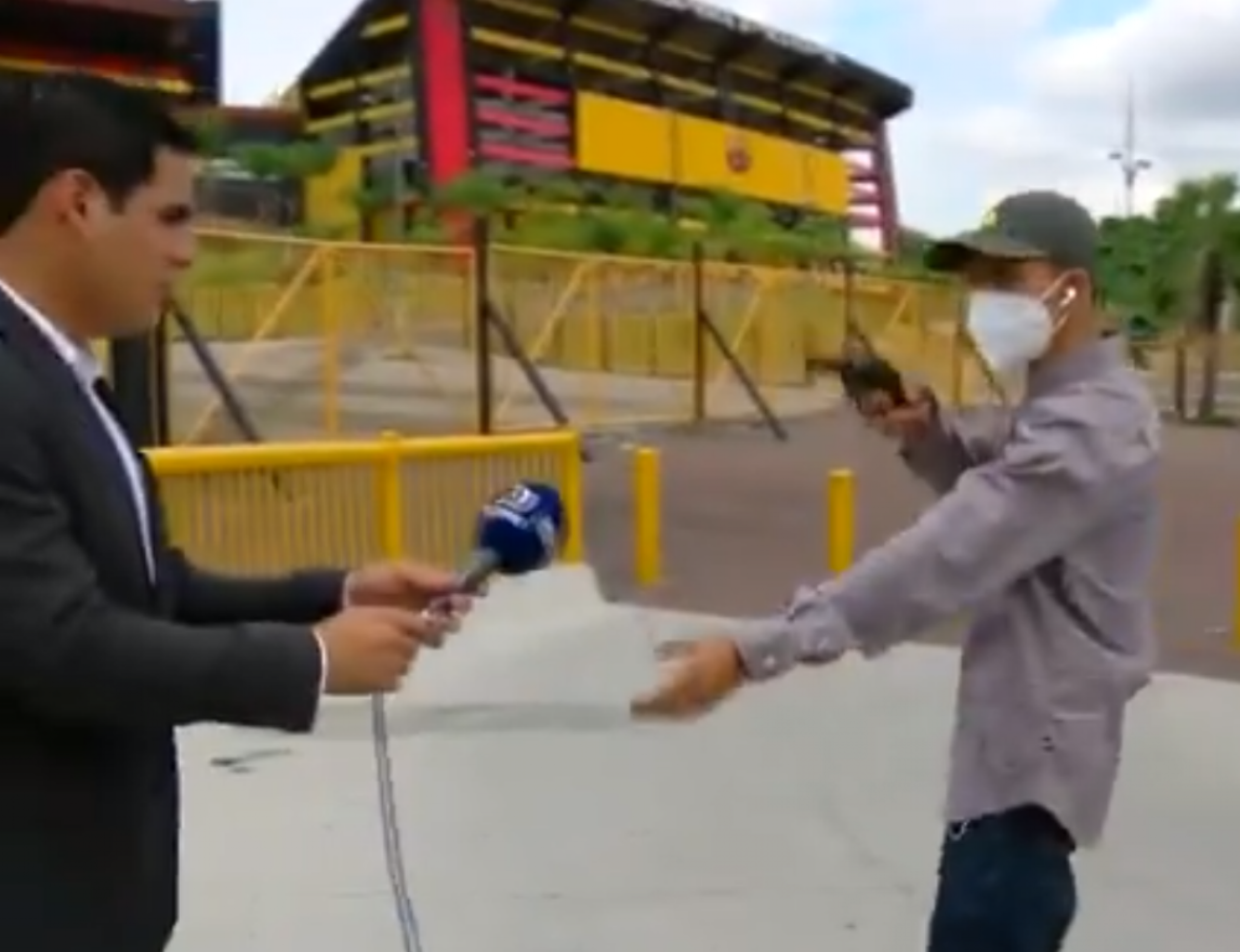 Pretio novinaru pištoljem, Ekvador
