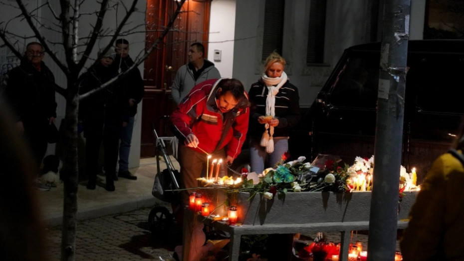 Đorđe Balašević građani odaju počast ispred kuće pevača