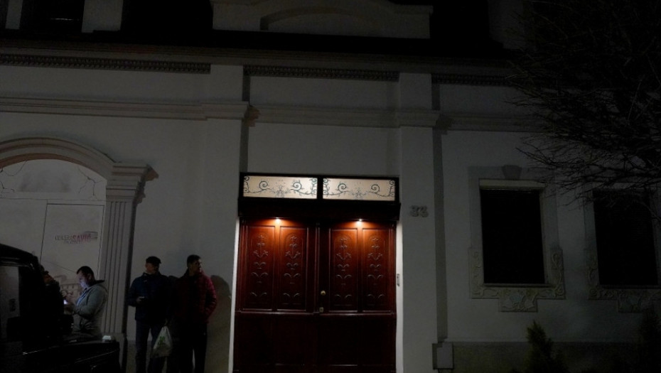 Đorđe Balašević građani odaju počast ispred kuće pevača