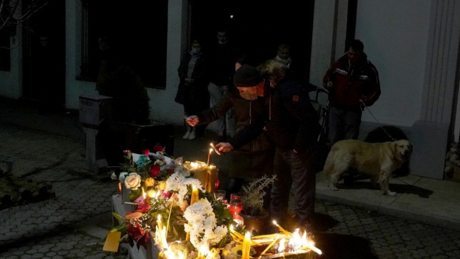 Đorđe Balašević građani odaju počast ispred kuće pevača