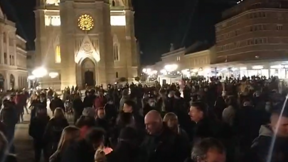 Đorđe Balašević građani odaju počast u centru Novog Sada