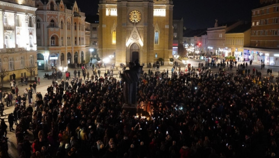 Đorđe Balašević građani odaju počast u centru Novog Sada