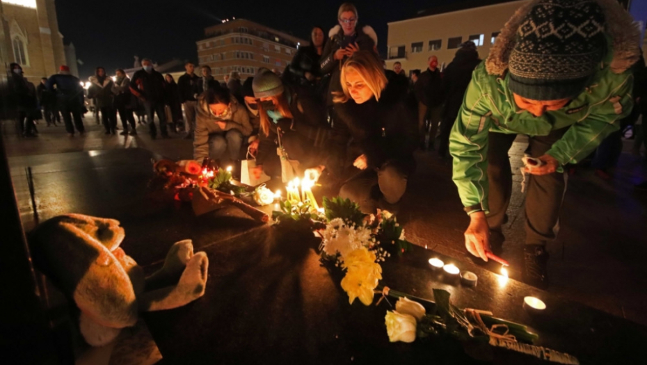 Paljenje sveća u Novom Sadu