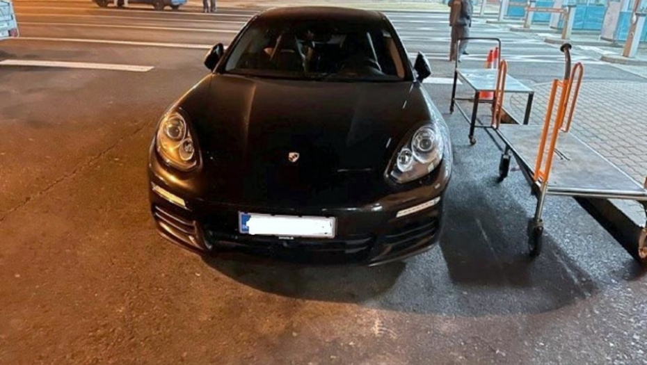 U luksuznom automobilu policija pronašla neprijavljenu robu