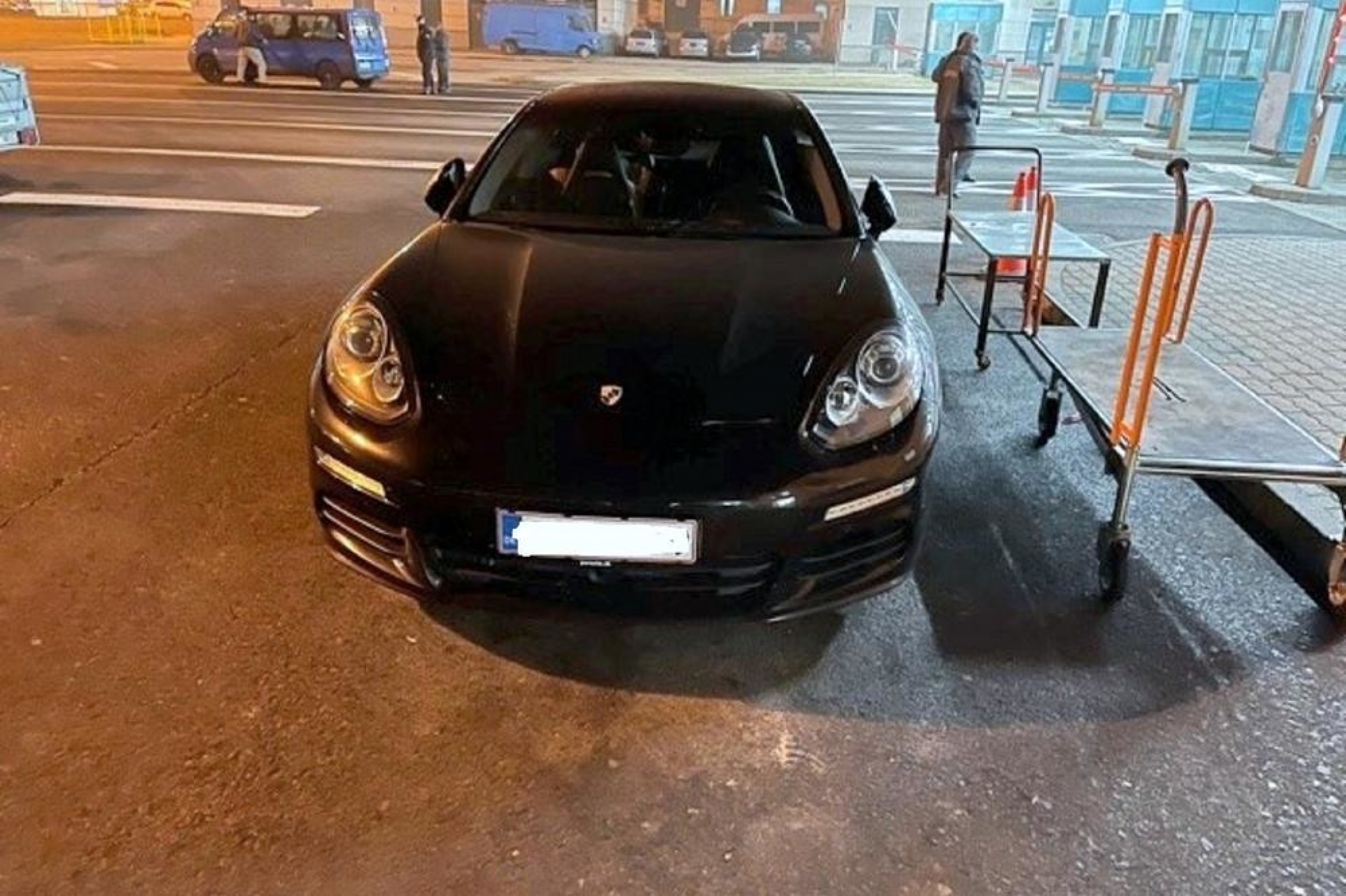 U luksuznom automobilu policija pronašla neprijavljenu robu