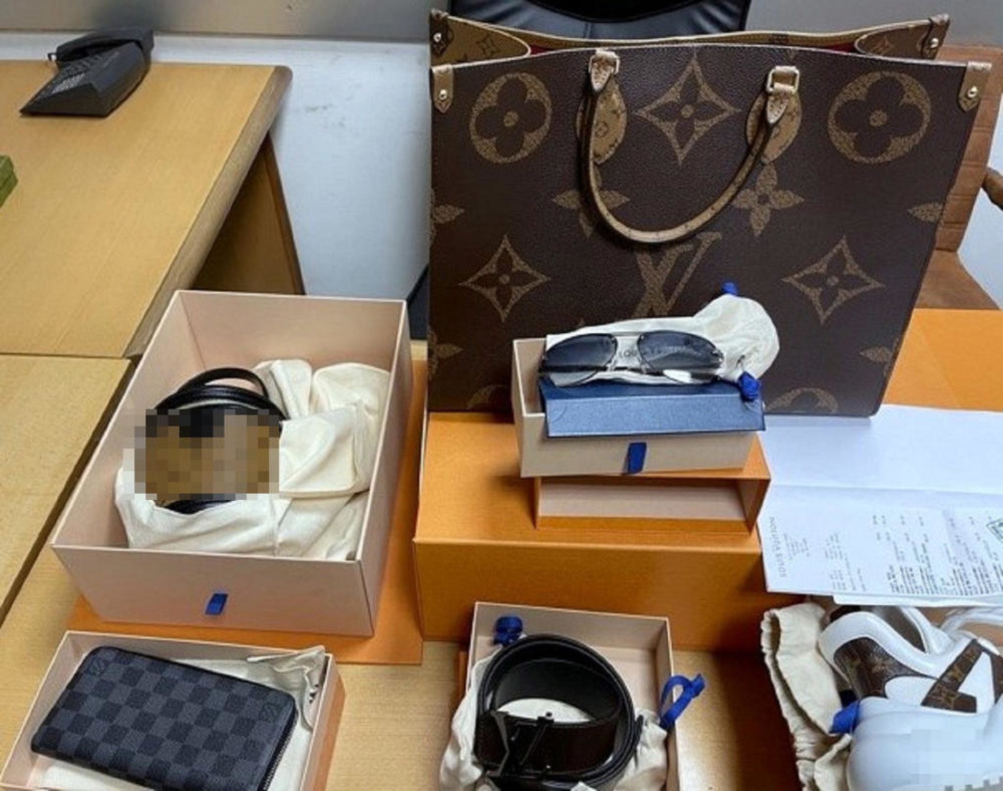 U luksuznom automobilu policija pronašla neprijavljenu robu